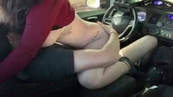 Pornhub 性愛電影：丈夫和妻子在車裡擺弄，有角質陰道安排他媽的一個陰道陰莖要求停車位他媽的性愛陰道醉了它非常熱