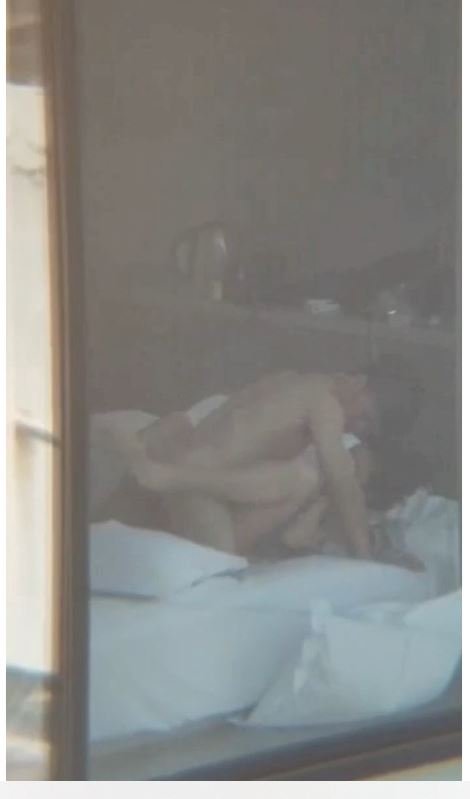 你可以拍攝隔壁的一個年輕人和他的女朋友發生性關係，然後把窗簾打開。 有趣的現場性愛誘惑