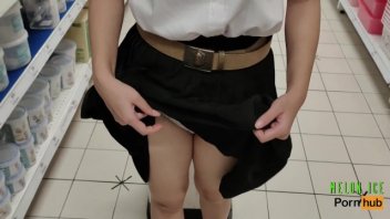 Thai Porn video Melon Ice 在購物中心體內射精打扮成漂亮的學生製服，炫耀她分叉的陰道，她看起來確實很飢渴。